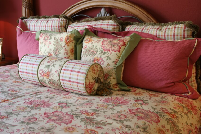 50 Decorative King and Queen Bed Pillow Arrangements & Ideas (PICTURES)