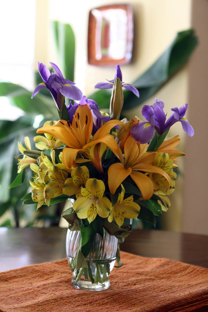 33 Extravagant Floral Arrangements for Your Dining Table