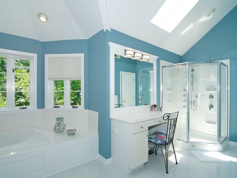 27 Cool Blue Master Bathroom Designs and Ideas (Pictures)