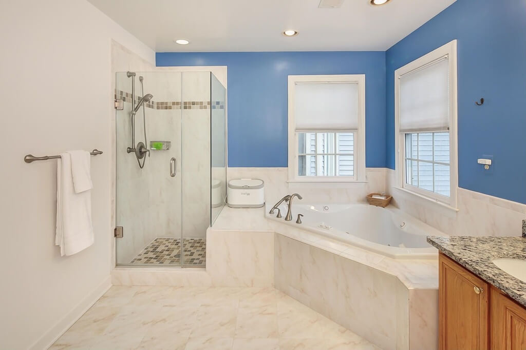 27 Cool Blue Master Bathroom Designs And Ideas Pictures