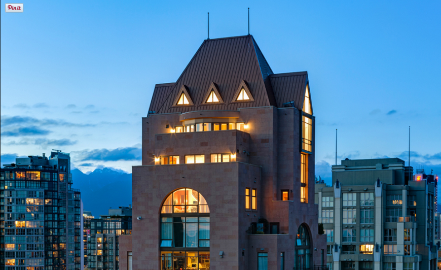 Located in the beautiful Grace building, here the exterior of the three-story penthouse can be seen. Located in the beautiful Grace building, here the exterior of the three-story penthouse can be seen.