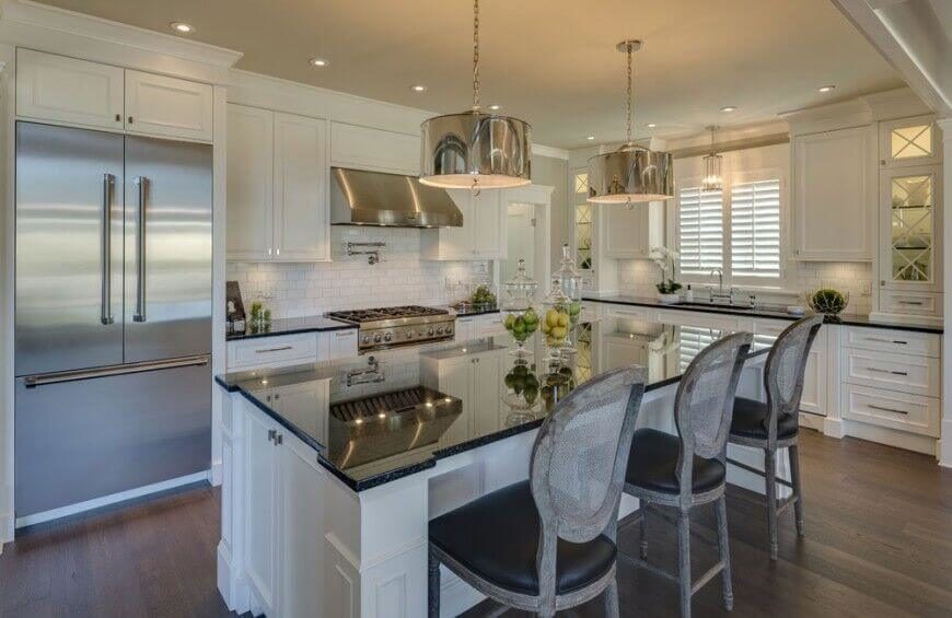 36 Inspiring Kitchens With White Cabinets And Dark Granite Pictures This Beautiful Kitchen Makes Great Use Of Reflective Surfaces To Add Interest And Brighten The Room