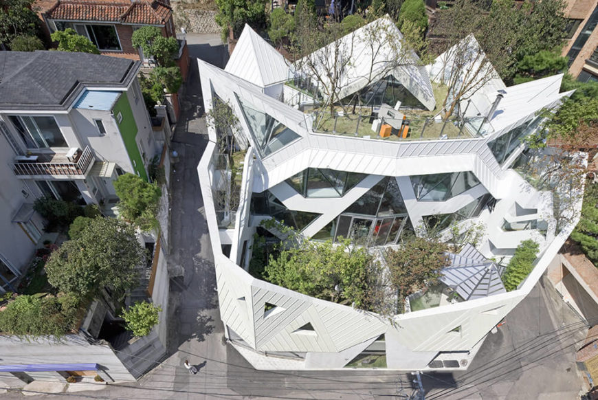 With an overhead view, we can fully grasp the extent to which the home is integrated with its rooftop garden. The grasses, plants, and fruit trees absolutely fill all horizontal exterior spaces. With an overhead view, we can fully grasp the extent to which the home is integrated with its rooftop garden. The grasses, plants, and fruit trees absolutely fill all horizontal exterior spaces.