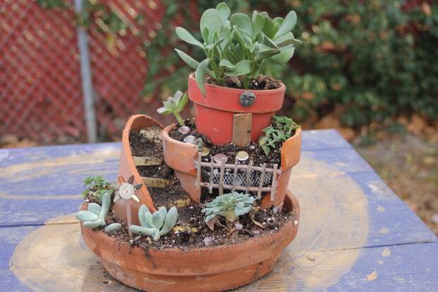 Got some broken terra cotta potters laying around? Go vertical! Resting partial pots inside one another allows you to craft a tantalizing tower of succulents. Got some broken terra cotta potters laying around? Go vertical! Resting partial pots inside one another allows you to craft a tantalizing tower of succulents.