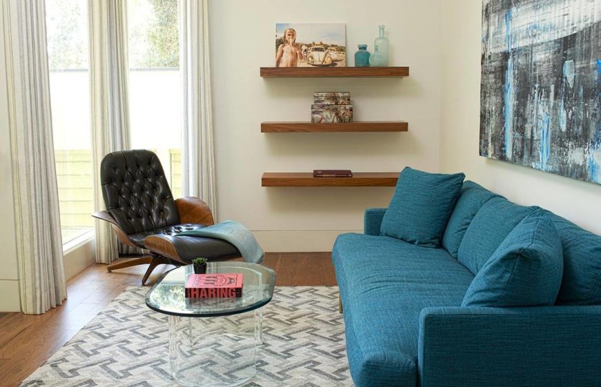Light colors and wide open windows work to brighten up this living room so that there are not any dark gloomy areas. The brightness here is very attractive, and is a space in which anyone can see themselves relaxing. Light colors and wide open windows work to brighten up this living room so that there are not any dark gloomy areas. The brightness here is very attractive, and is a space in which anyone can see themselves relaxing.