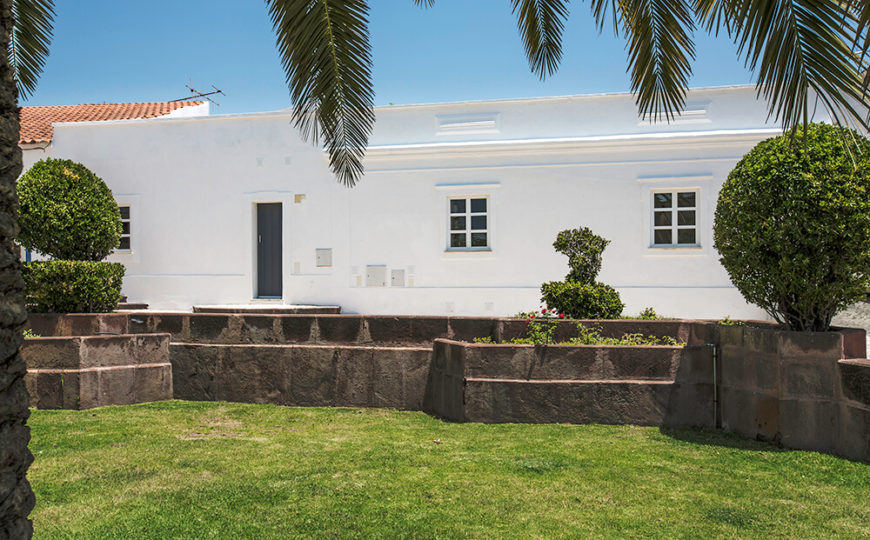 The home is wrapped by a low-slung stone wall, filled with terraced garden spaces. These small contained plots house delicately manicured bushes and flowers alike, complementing the sunny demeanor of the house. The home is wrapped by a low-slung stone wall, filled with terraced garden spaces. These small contained plots house delicately manicured bushes and flowers alike, complementing the sunny demeanor of the house.