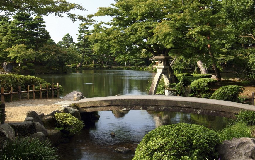 这条穿过花园的步道是日本风格空间的一个很好的例子。元素的外观非常有机。木栅栏是有机的设计，湖泊是不对称和有机的性质。灯笼是侘寂(wabi/sabi)原则的主要例子。